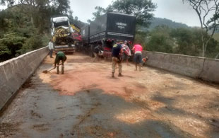 Divulgação/PRF Equipes fizeram longo trabalho para liberação da estrada