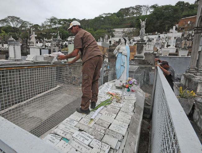 Marcelo Ribeiro/30-10-13 Funcionários trabalharam no Municipal