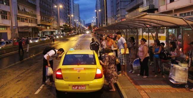 Após a autorização da Settra a pista central da Avenida Rio Branco foi usada pelos táxis