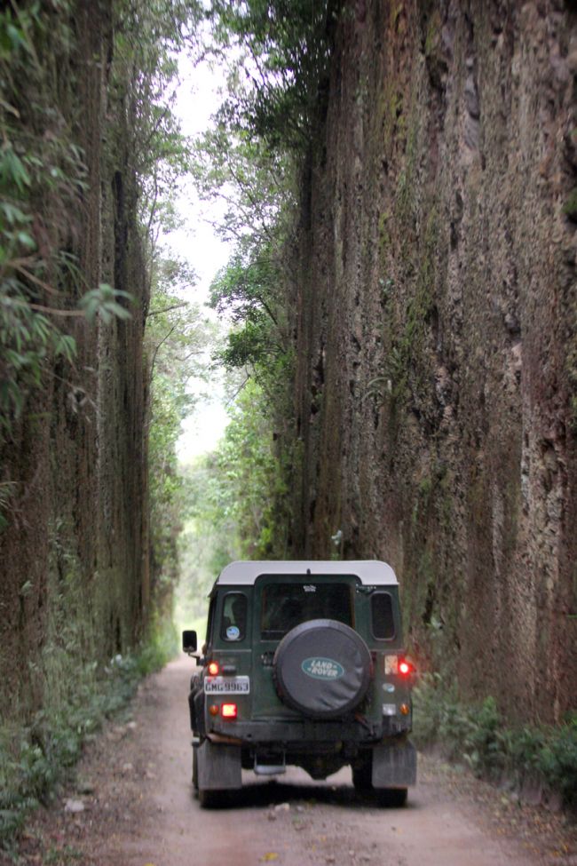 Só um carro de cada vez pelo corte de pedra, onde passaria estrada de ferro