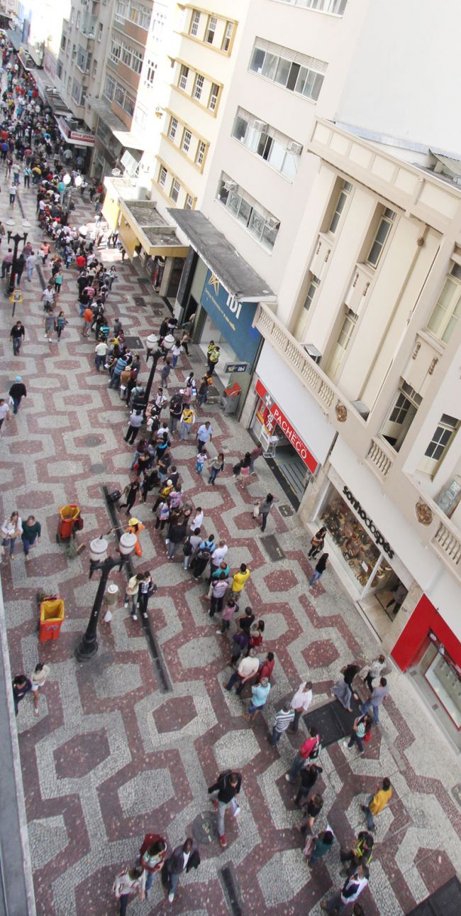 Torcedores enfrentaram longa fila devido ao atraso dos ingressos