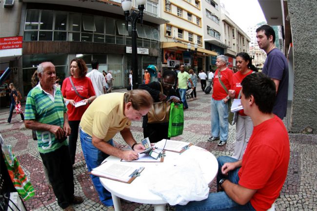 Abaixo-assinado realizado pela manhã no Calçadão
