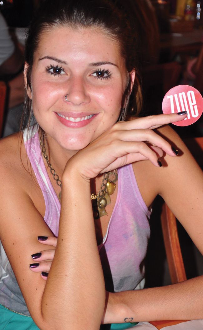 Divulgação Camila Sigiliano em um happy hour no Bar Quintal