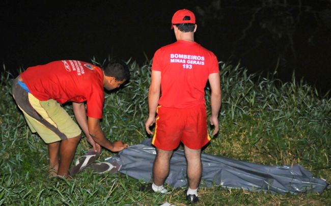 Bombeiros removeram o corpo do rio na altura do Bairro Jóquei Clube, Zona Norte