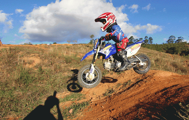 Garotada adere ao motocross e ao kart