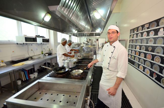 Português Kléber Sousa é auxiliar de cozinha