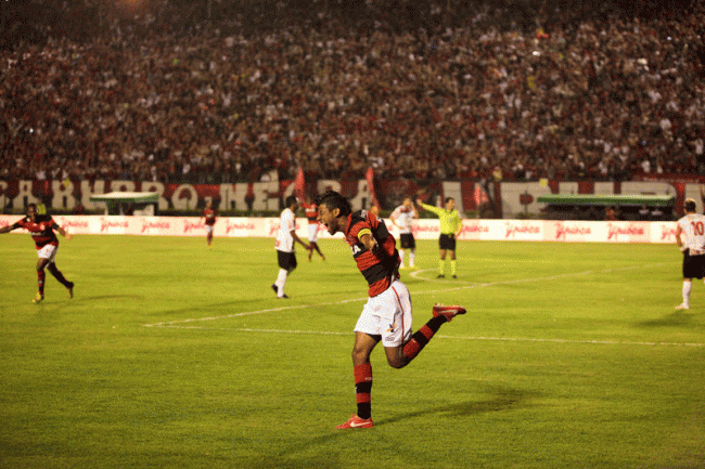 Léo Moura iniciou jogada do gol do Flamengo em JF