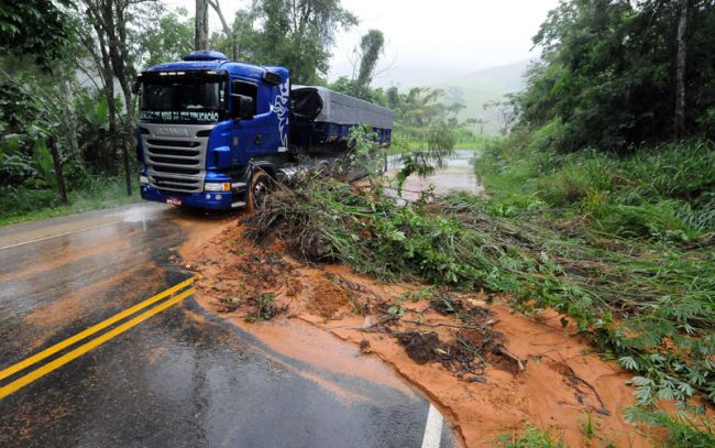 Queda de barreira interditou meia pista da estrada na altura de Granjas Bethel