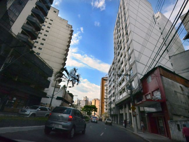 Tempo abriu à tarde, com forte calor
