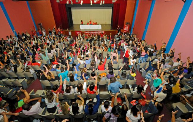 Lucas Tavares/07-05-13 Em assembleia, professores votaram pela continuidade da greve