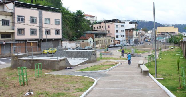 Em dezembro, a Tribuna esteve na Praça Padre Léo, quando trincas já começavam a ser observadas