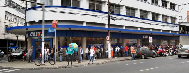 Fila se aproximou de estacionamento vizinho