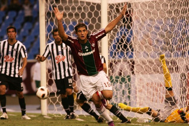 Rafael Moraes/Photocamera/29-04-11 Rafael Moura comemora o gol que abriu caminho para a vitória tricolor