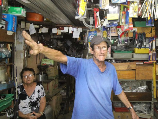 Felipe Couri/12-12-13 Há muito tempo não via algo como desta semana, diz o comerciante João Mendes