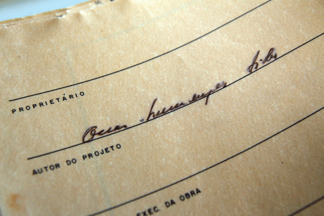 Projeto assinado por Oscar Niemeyer na década de 50 apresenta assinatura alterada e partes rasgadas