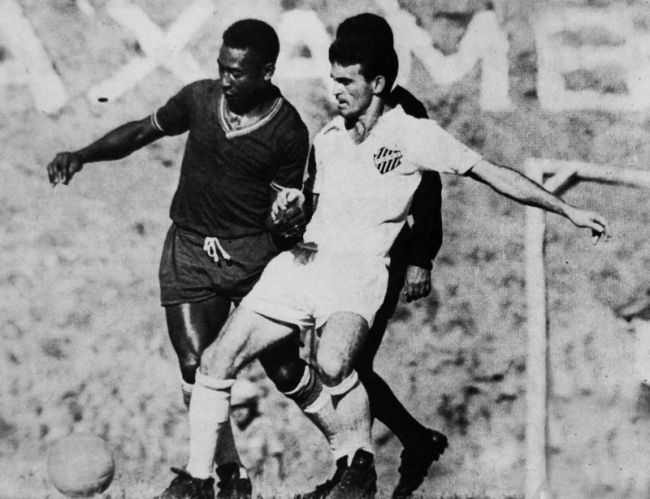 Toledinho disputa bola com Pelé em um jogo-treino preparatório para a Copa de Mundo de 1966