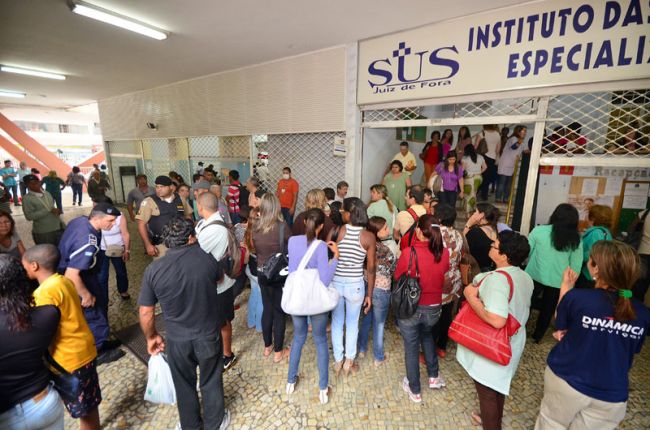 Olavo Prazeres/05-11-13 Usuários foram impedidos de entrar no prédio até que o fogo fosse controlado