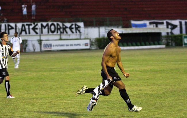 Chrys comemora o gol da vitória Carijó