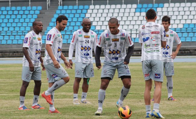 Jogadores treinaram no campo da UFJF nesta 5ª