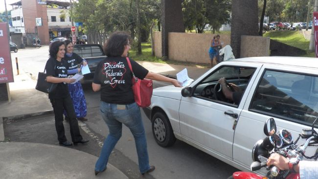 Professores distribuíram réguas e panfletos com histórico das negociações com o Governo