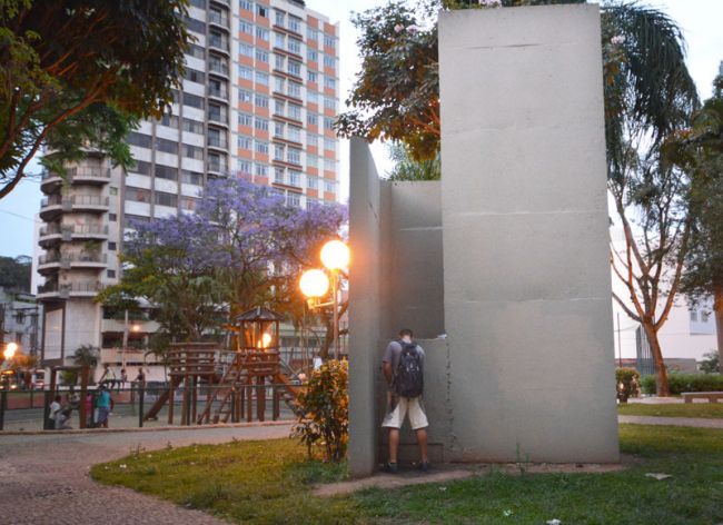 Marcelo Ribeiro/14-10-13 Homem foi flagrado urinando na estrutura