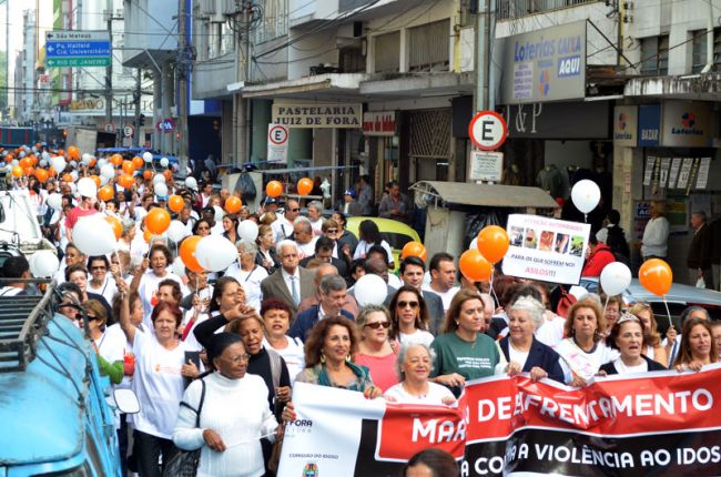 Idosos levaram faixas e cartazes para as ruas