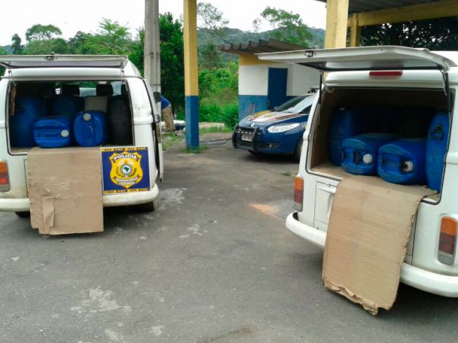 Divulgação PRF Produto era transportando em duas Kombi