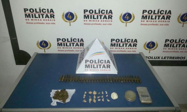Materiais foram dispensados por um suspeito na Rua Caxambu