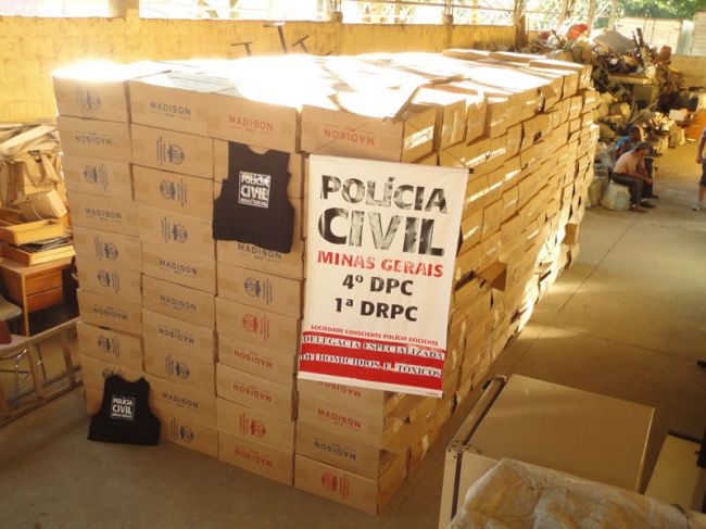 Divulgação Polícia Civil Cigarros estavam em uma carreta interceptada no Bairro Retiro