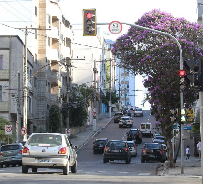 Trânsito prejudica pedestres em vários pontos da cidade