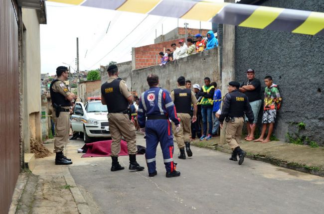 Disparos foram ouvidos pela mãe, que chegou ao local e viu o filho baleado
