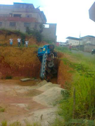 Caminhão cai em terreno no Bairro Encosta do Sol 2 Ainda não há informações sobre ocupantes do veículo