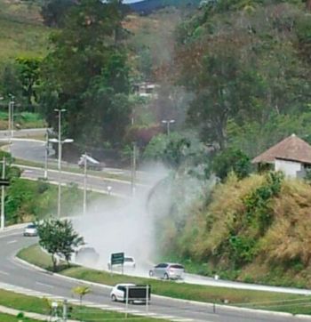 Caminhão derrubou material e prejudicou motoristas