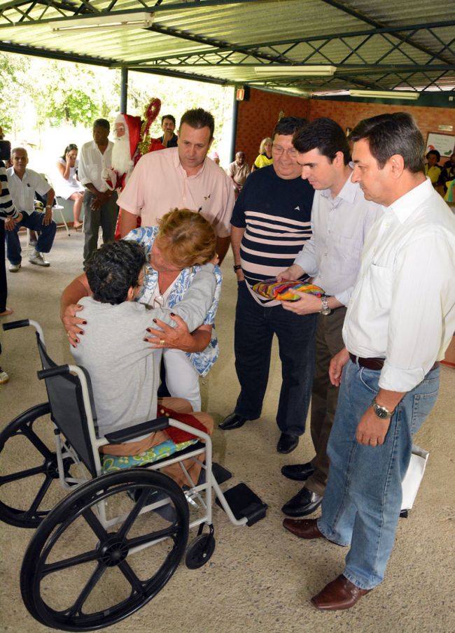 Marcelo Ribeiro/19-12-13 Vereadores e prefeito participaram da entrega das doações
