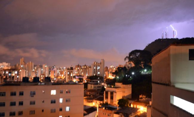 Felipe Pansard/16-01-14 Leitor registra momento em que raio atinge a cidade