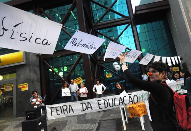 Educadores fizeram ato no Centro de JF