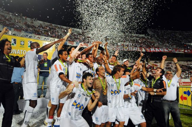 Jogadores comemoram o título no Arruda