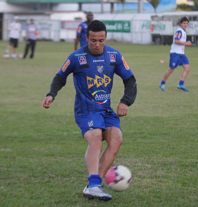 Polivalente Henrique está garantido na equipe titular