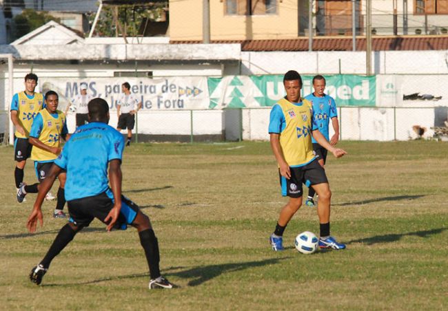 Marcelo Ribeiro/26-08-11 Henrique retorna ao meio de campo do Tupi na partida de domingo