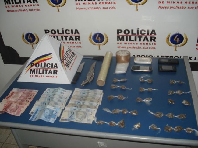No total, 32 buchas de substância semelhante à maconha foram apreendidas