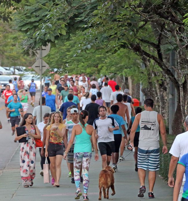 Leonardo Costa/29-01-14 Calçadas ficam lotadas de pessoas se exercitando e de estudantes