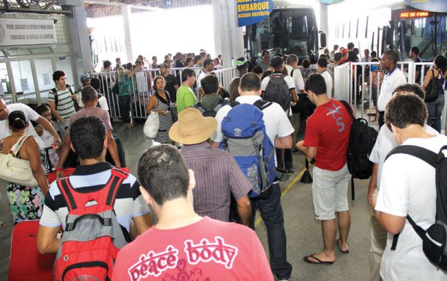 Movimento de passageiros foi intenso na sexta (17)