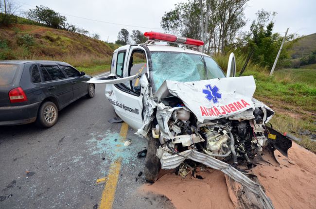 Ambulância e um Toyota Corolla bateram de frente