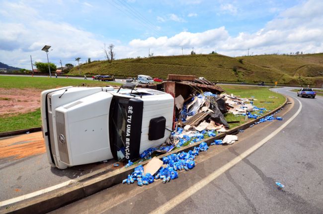 Carga foi saqueada após o tombamento de carreta