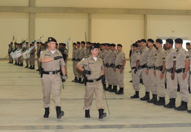 Coronel Ronaldo Nazareth (à esquerda) passou comando da 4ª RPM ao coronel José Geraldo Lima
