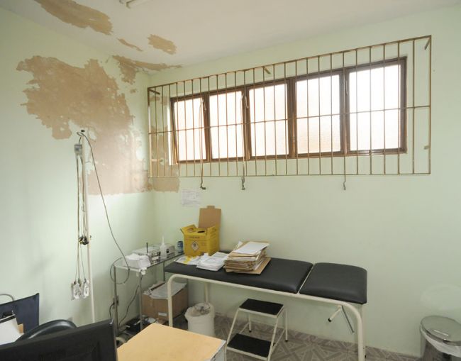 Macas sendo usadas para guardar materiais, ao invés de acolher pacientes