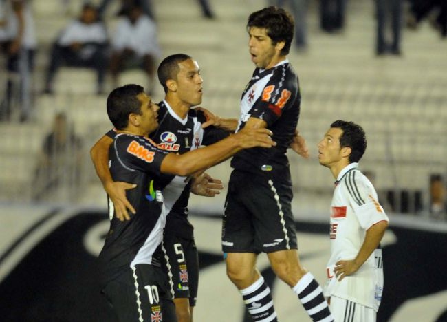 Nina Lima/Fotocom.net/11-08-11 Juninho comemora gol do camisa 10 Diego Souza