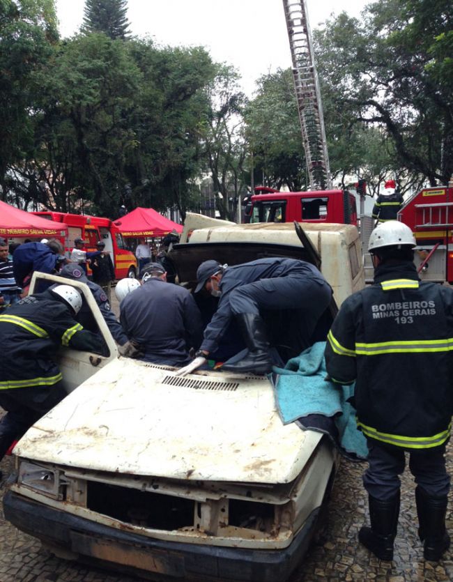 Bombeiros retiram vítima de acidente