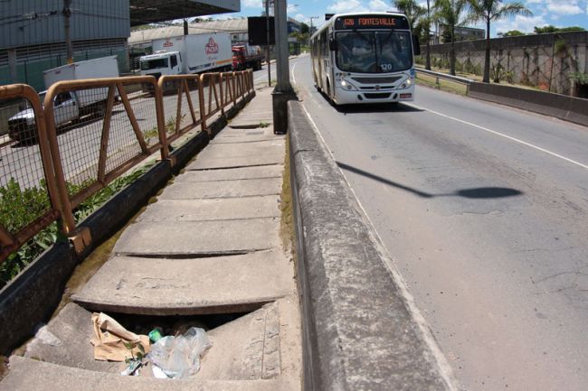 Buracos, desníveis e grades quebradas são visíveis na estrutura