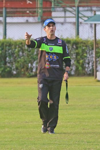Léo Condé terá que fazer uma troca forçada em seu sistema defensivo